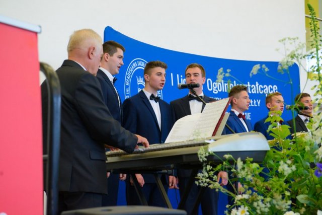 Jubileusz 100-lecia Szkoły - „Wspomnień czar” - część artystyczna podczas uroczystych obchodów Jubileuszu Szkoły